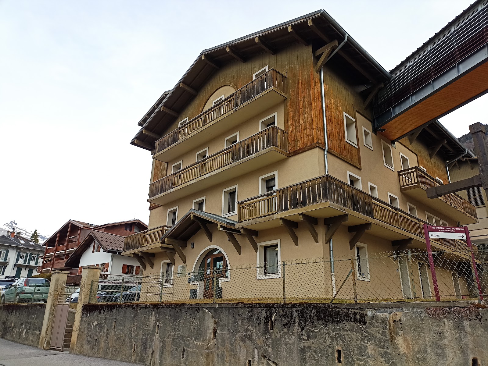 EHPAD LE VAL MONTJOIE