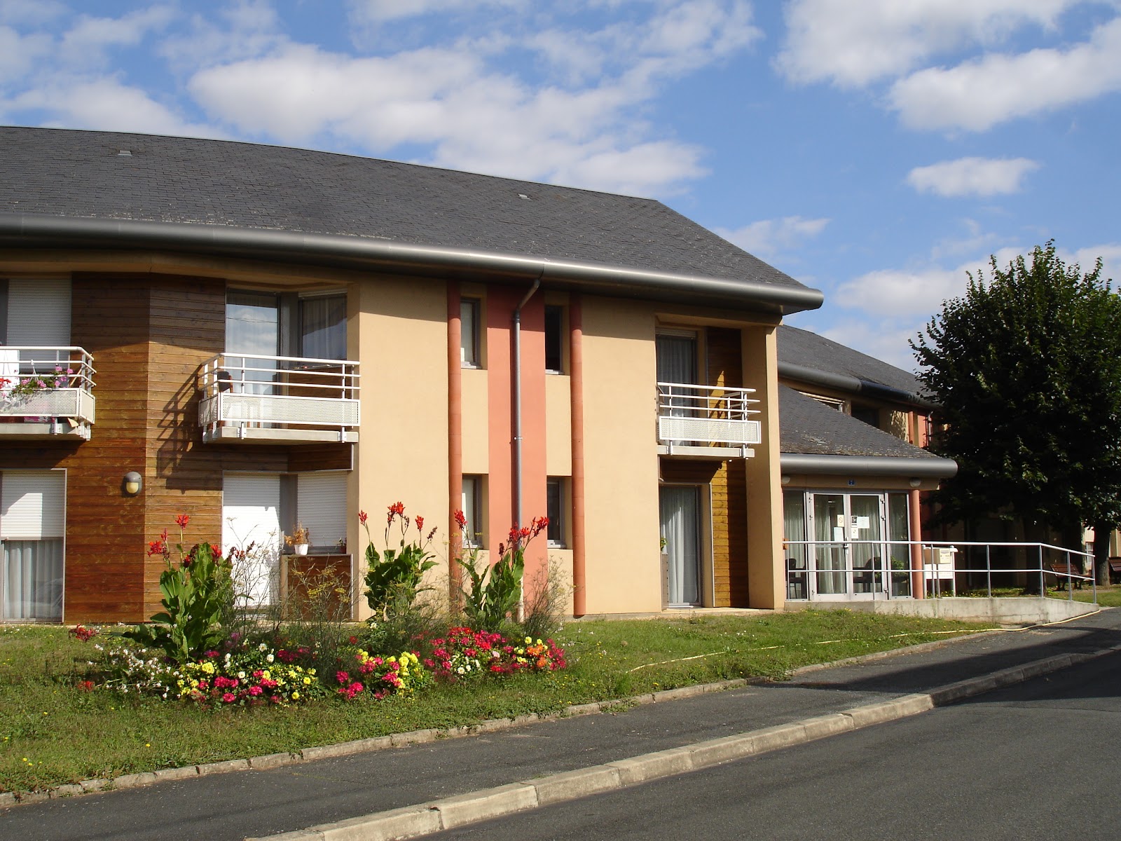 EHPAD LES TROIS RIVIERES GIREUGNE